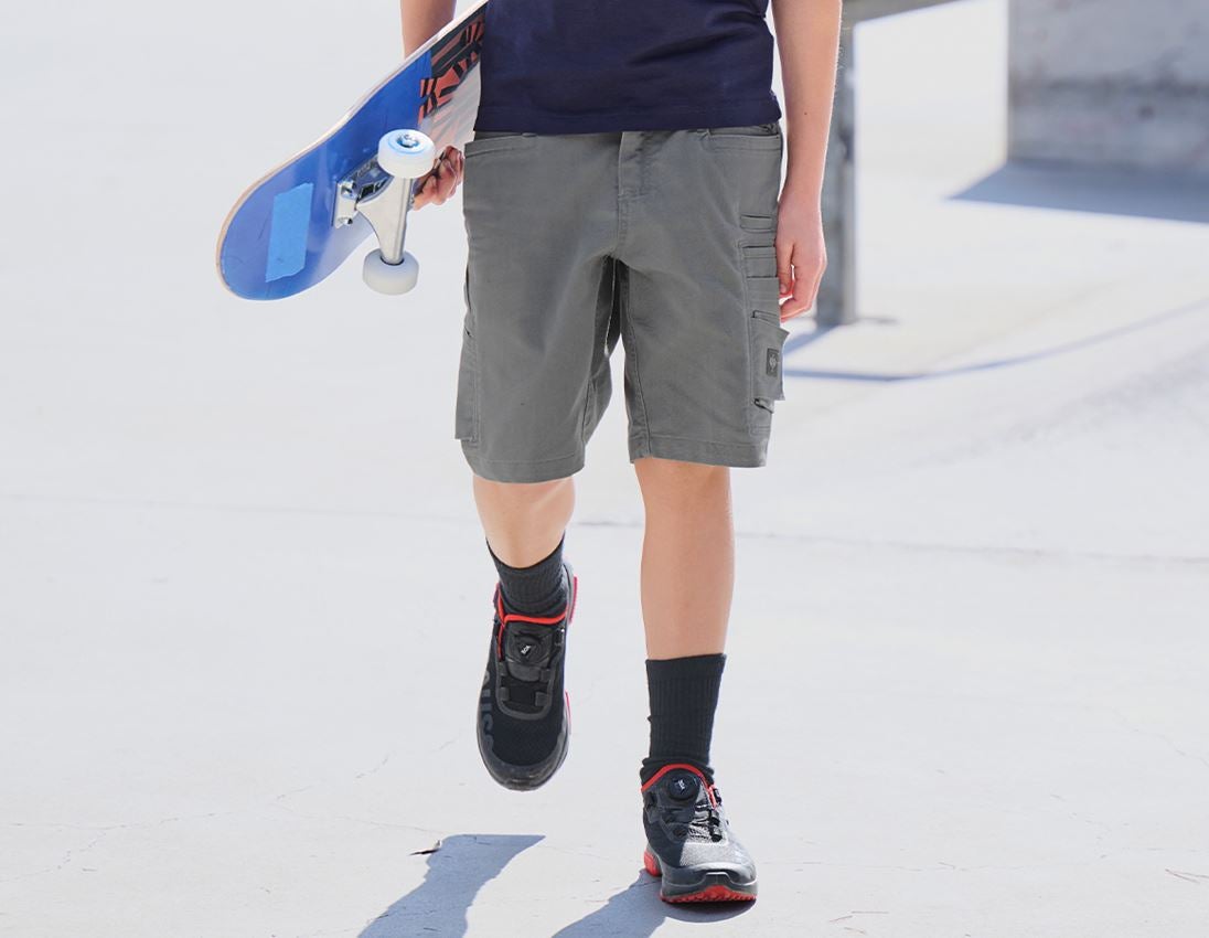 Shorts: Short e.s.motion ten, Kinder + granit