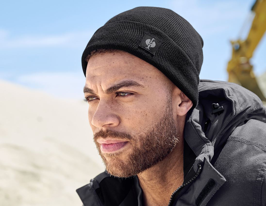 Accessories: Knitted hat e.s.iconic + black