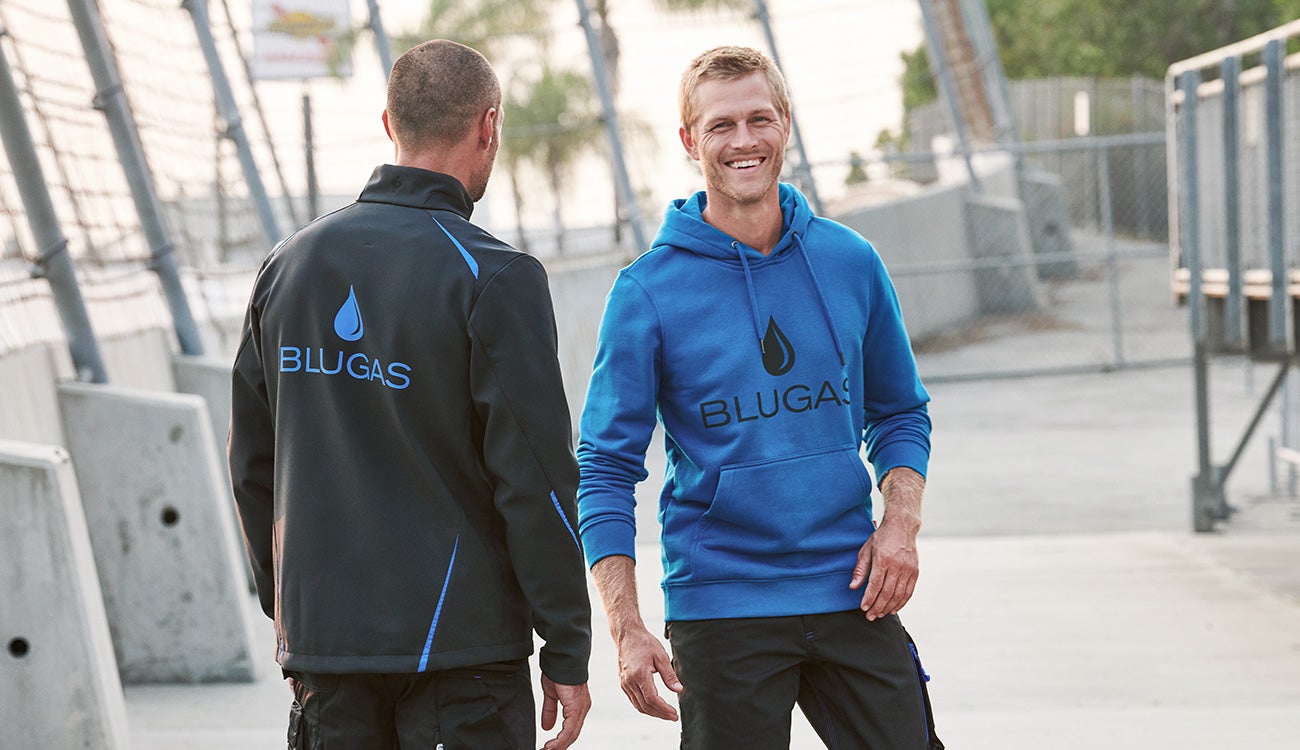 Zwei Herren tragen personalisierte Jacke und Pullover mit Transferdruck
