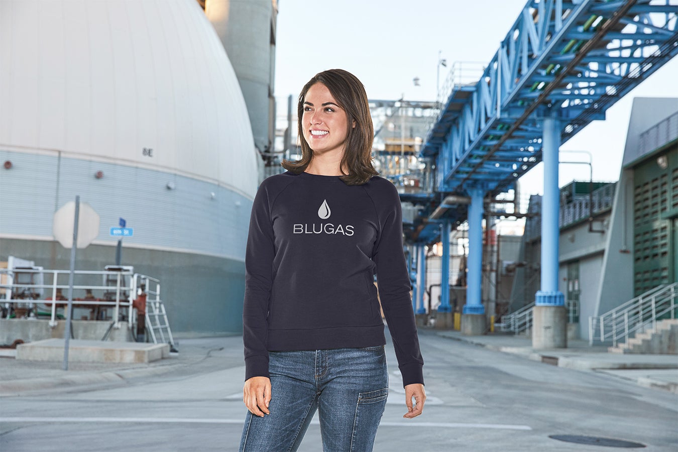 Frau mit personalisiertem Pullover