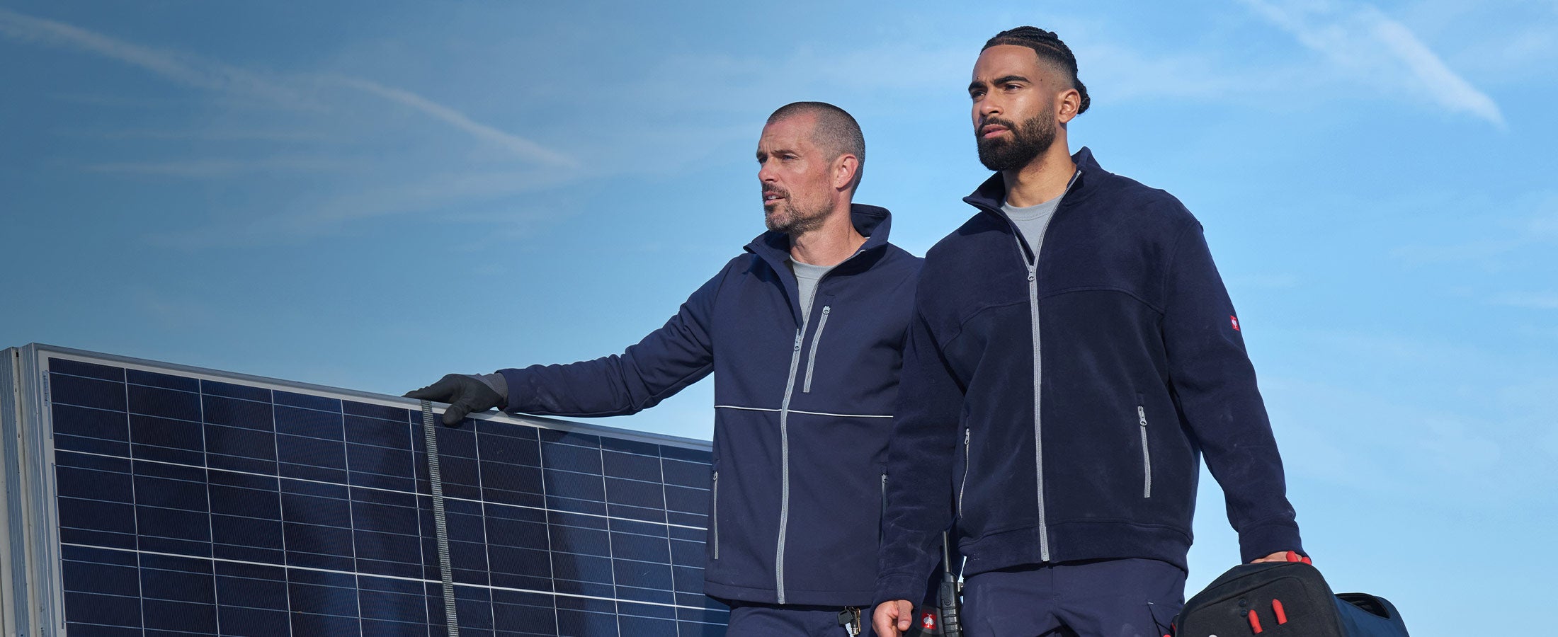 Zwei Männer tragen die Softshelljacke und die Climafoam Jacke e.s.line.core in dunkelblau