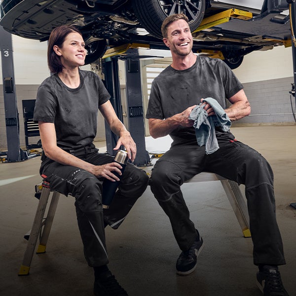 Mann und Frau in der neuen e.s.industry Arbeitskleidung
