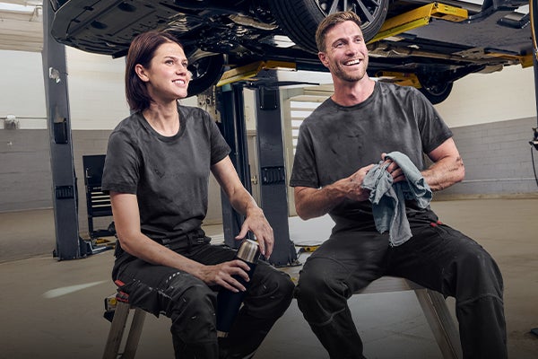 Mann und Frau in der neuen e.s.industry Arbeitskleidung