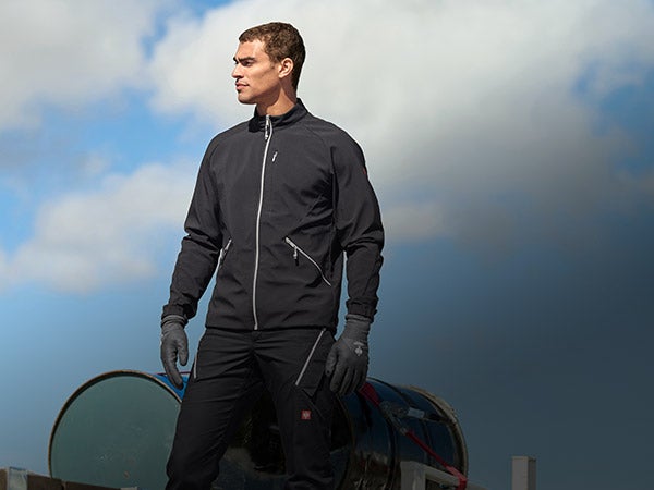 Man wearing the e.s.ambition softshell jacket in black/platinum