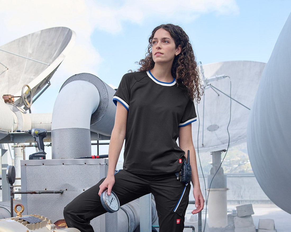 Woman wearing the e.s.ambition functional t-shirt in graphite/blue