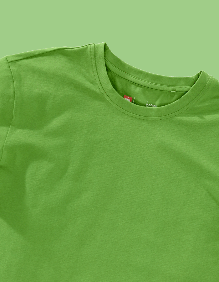 e.s. T-shirt vert, sur lequel différents motifs sont présentés : « La meilleure maman du monde », « La maison, c’est là où maman se trouve » et « Cool Moms Club » (« Le club des mamans cool »)
