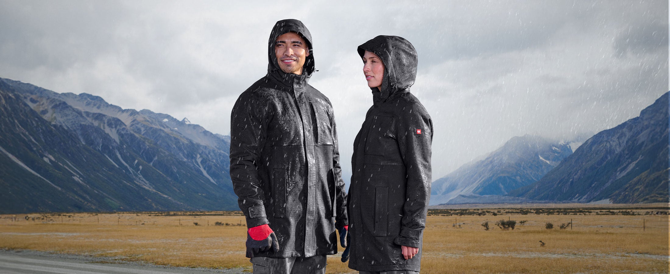 Mann und Frau in den neuen e:pic Regenparkas

