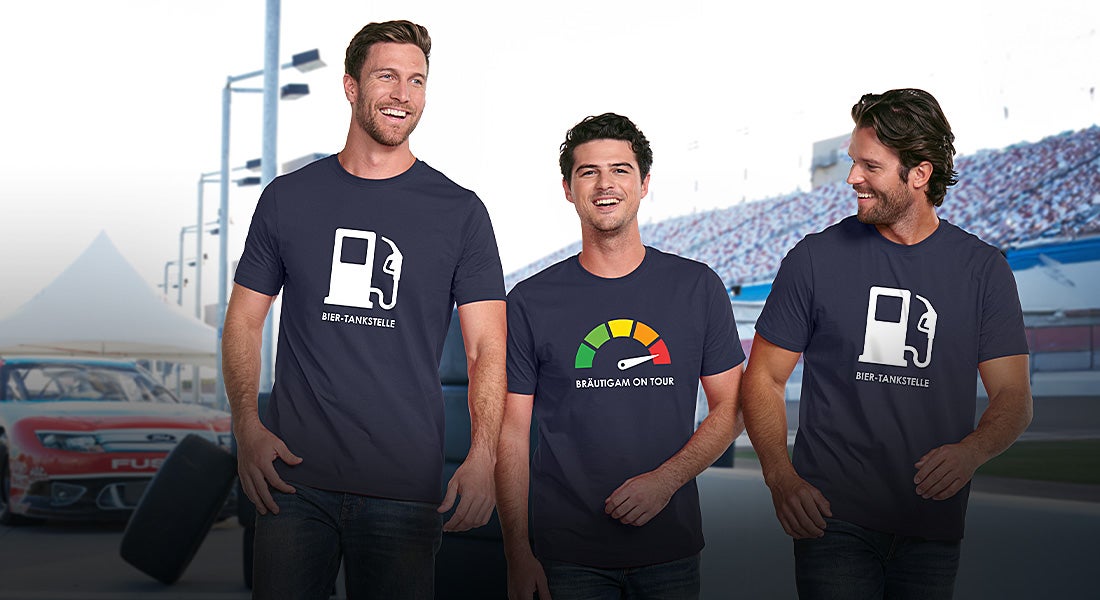 Drei Herren in e.s.basics Shirts mit dem Aufdruck „Bier-Tankstelle“ zu einer Zapfsäule und „Bräutigam on Tour“ mit einem Tacho