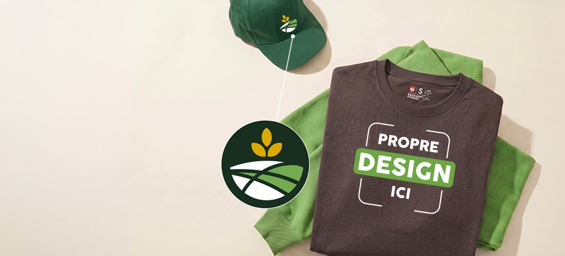 Généré / modifié par IA – T-shirt brun foncé plié avec inscription sur un sweat à capuche vert et une casquette verte avec logo végétal.