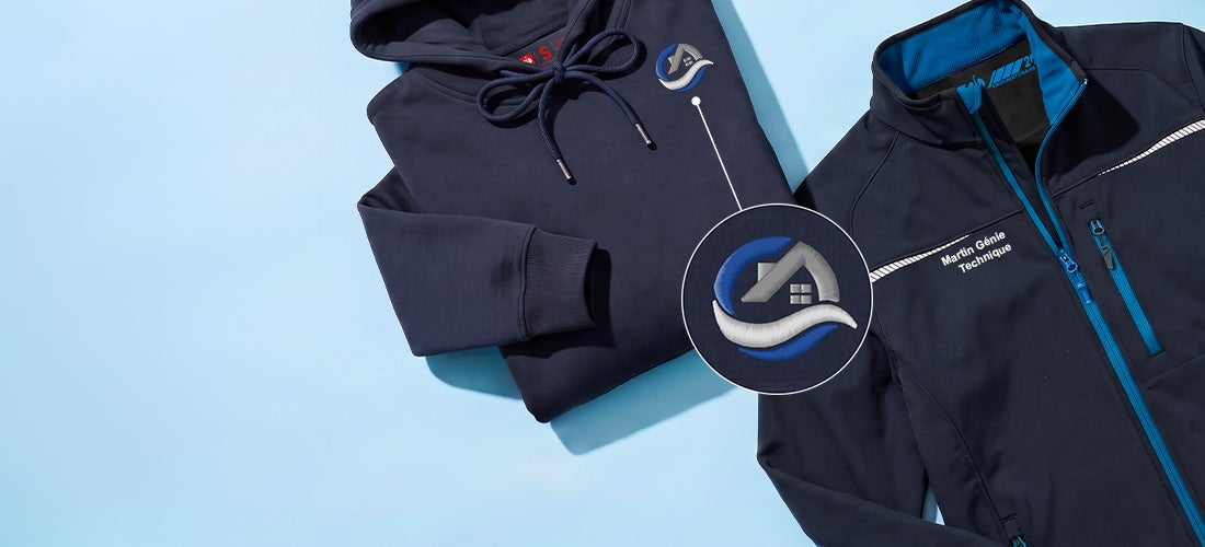 Généré / modifié par IA - Sweat à capuche bleu foncé et veste foncée avec fermeture éclair bleue et logo brodé sur fond bleu clair.
