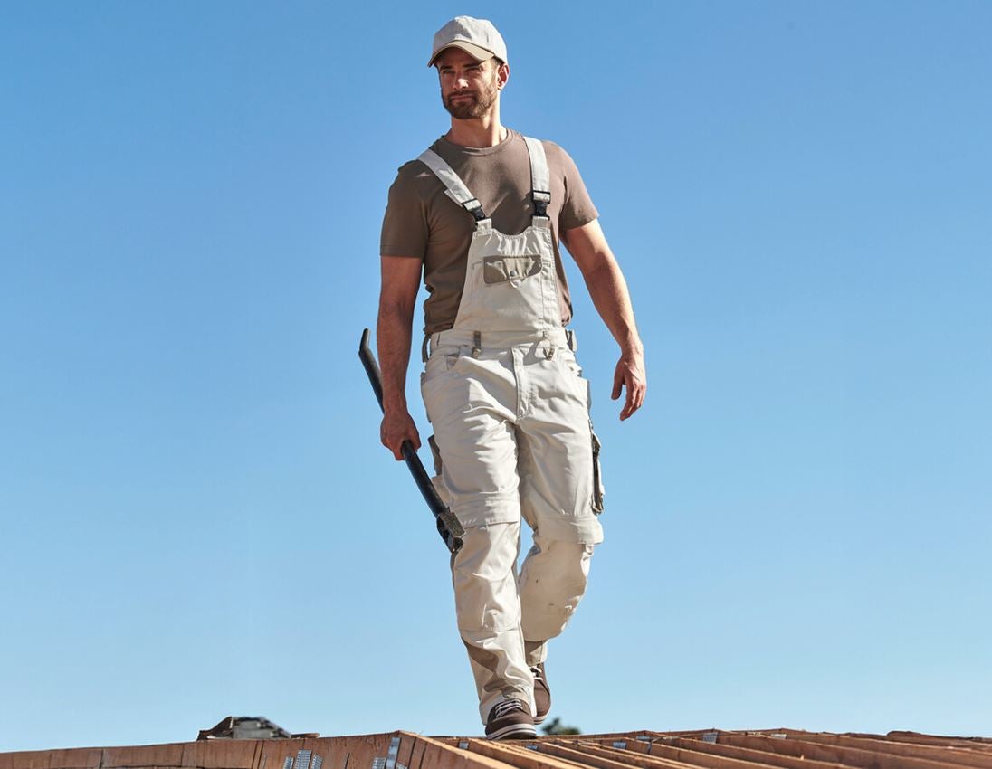 Topics: Bib & brace e.s.motion + plaster/clay