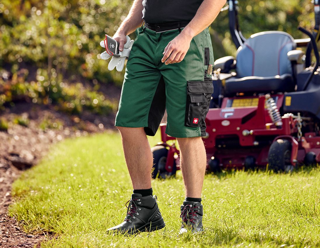 Topics: Short e.s.image + green/black