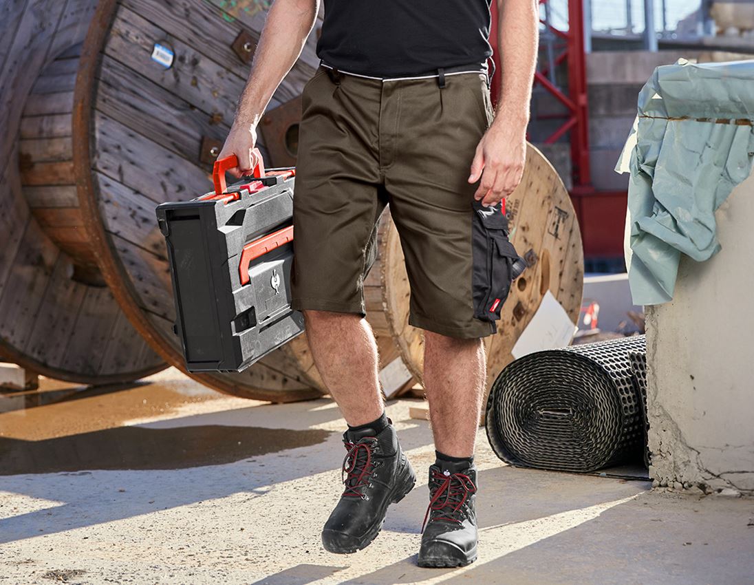 Topics: Short e.s.image + olive/black