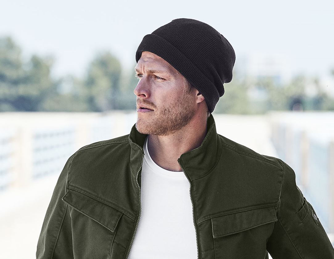 Topics: Knitted hat e.s.motion ten + oxidblack 2