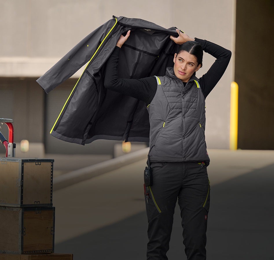 Woman wearing the e.s.ambition 3 in 1 functional jacket in anthracite/hi-vis yellow