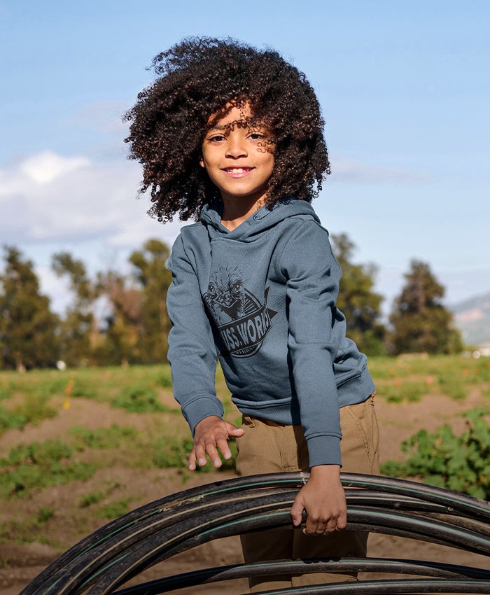 Enfant avec un pull à capuche bleu oxyde à imprimé Strauss
