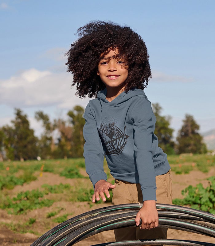 Un enfant porte un sweatshirt à capuche à imprimé Strauss en bleu oxyde