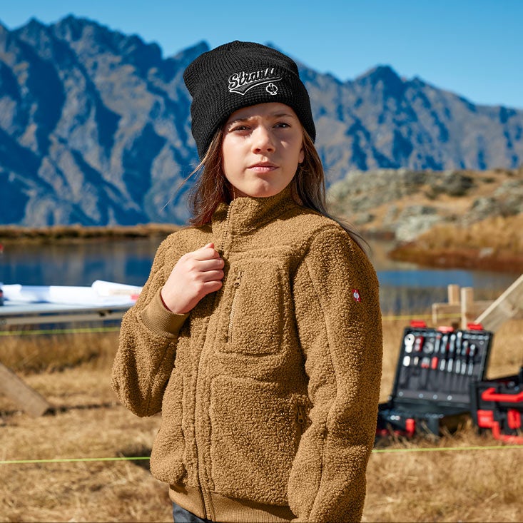 Jeune fille avec veste en fibre polaire et bonnet tricoté, e.s.e:pic
