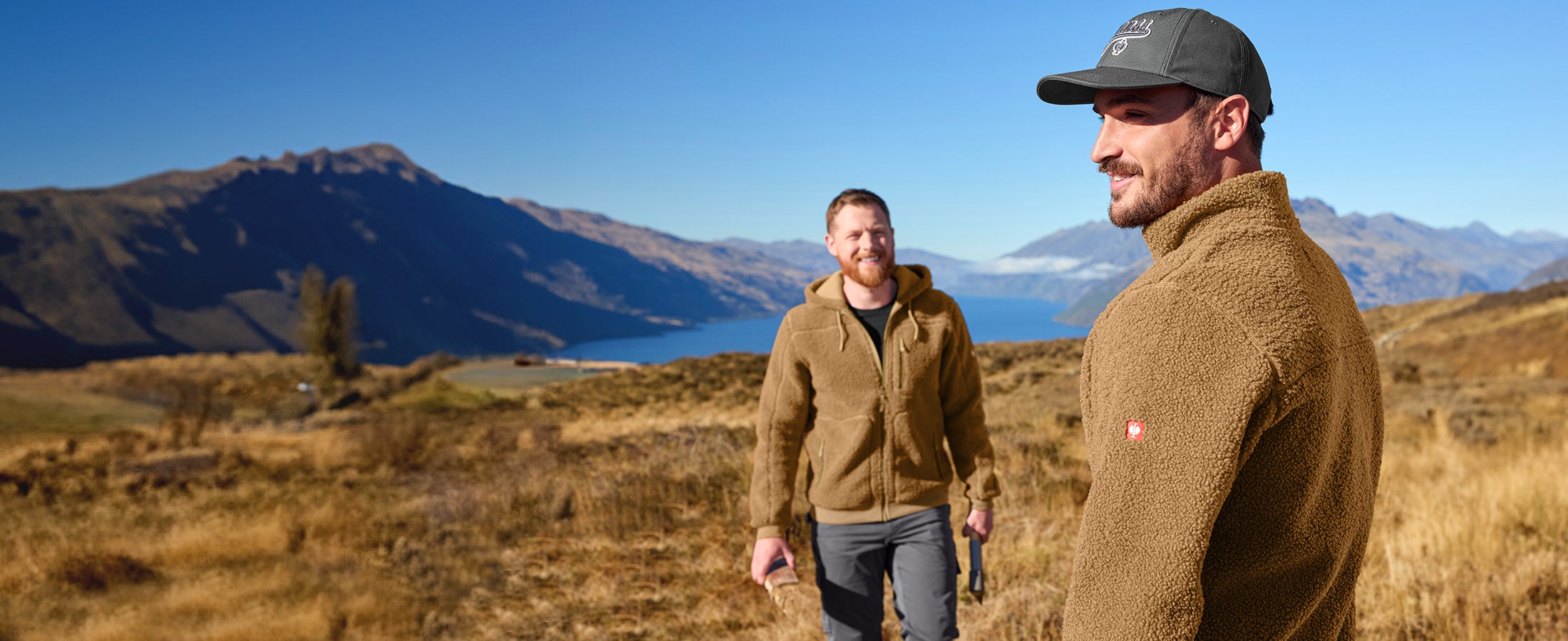 2 hommes portent les nouveaux articles e.s.e:pic comme la veste et la casquette