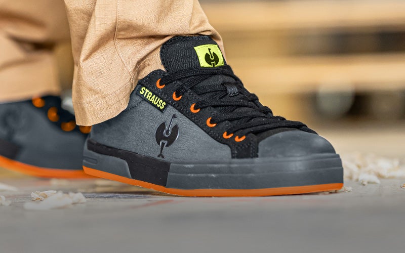 Trade worker wearing S1 safety shoes e.s. Yatala low in anthracite/high-vis orange