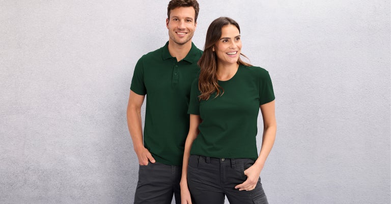 Mann und Frau tragen Polo-Shirt und T-Shirt e.s.basic in grün
