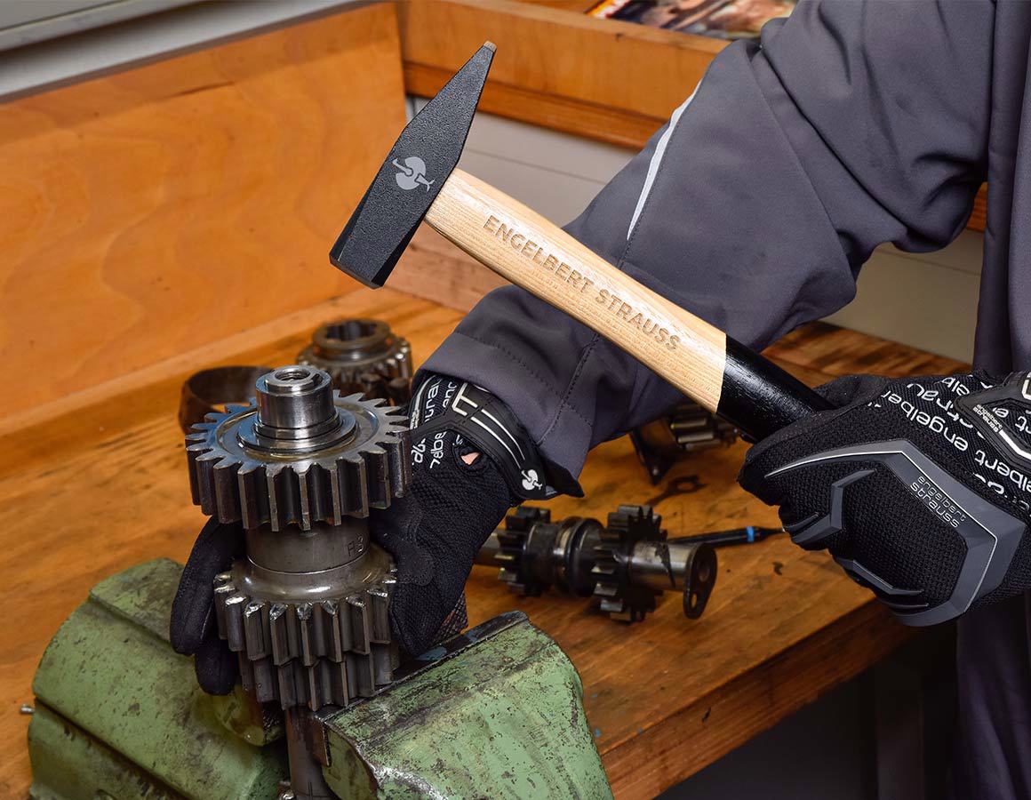 e.s. Schlosserhammer classic beim Bearbeiten eines Zahnrads, schwarze Arbeitshandschuhe sichtbar