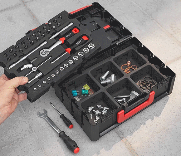 Die STRAUSSbox small ist geöffnet zu sehen. Während die Einlagen im unteren Teil der Box nacheinander ausgetauscht werden, bleibt die Einlage im Deckel unverändert an ihrem Platz.