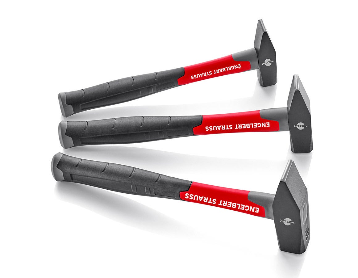 Drei e.s. Schlosserhammer ultimate mit weißen Beschriftungen, roten und schwarzen Griffen sowie schwarzen Hammerköpfen