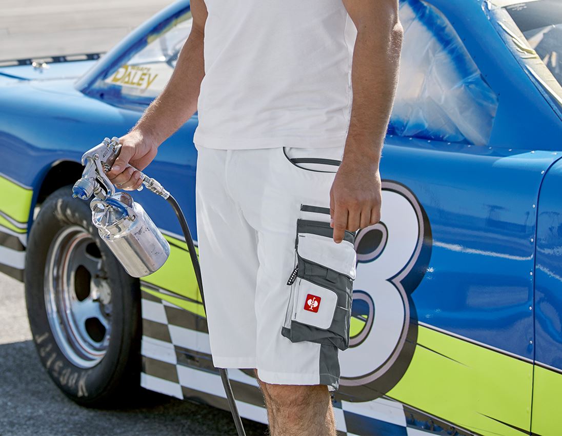 Themen: Short e.s.motion + weiß/grau