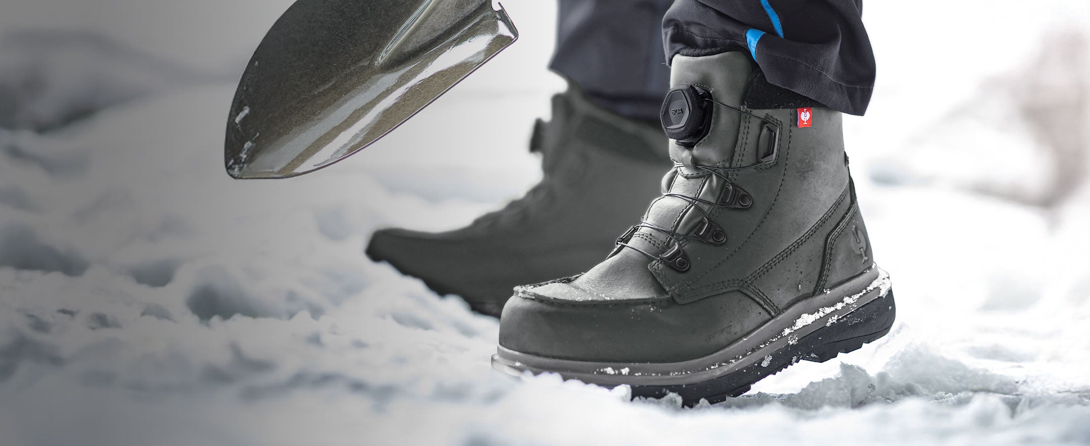 Nahaufnahme des S7S e.s. Woodside mid im Schnee mit Schneeschaufel.