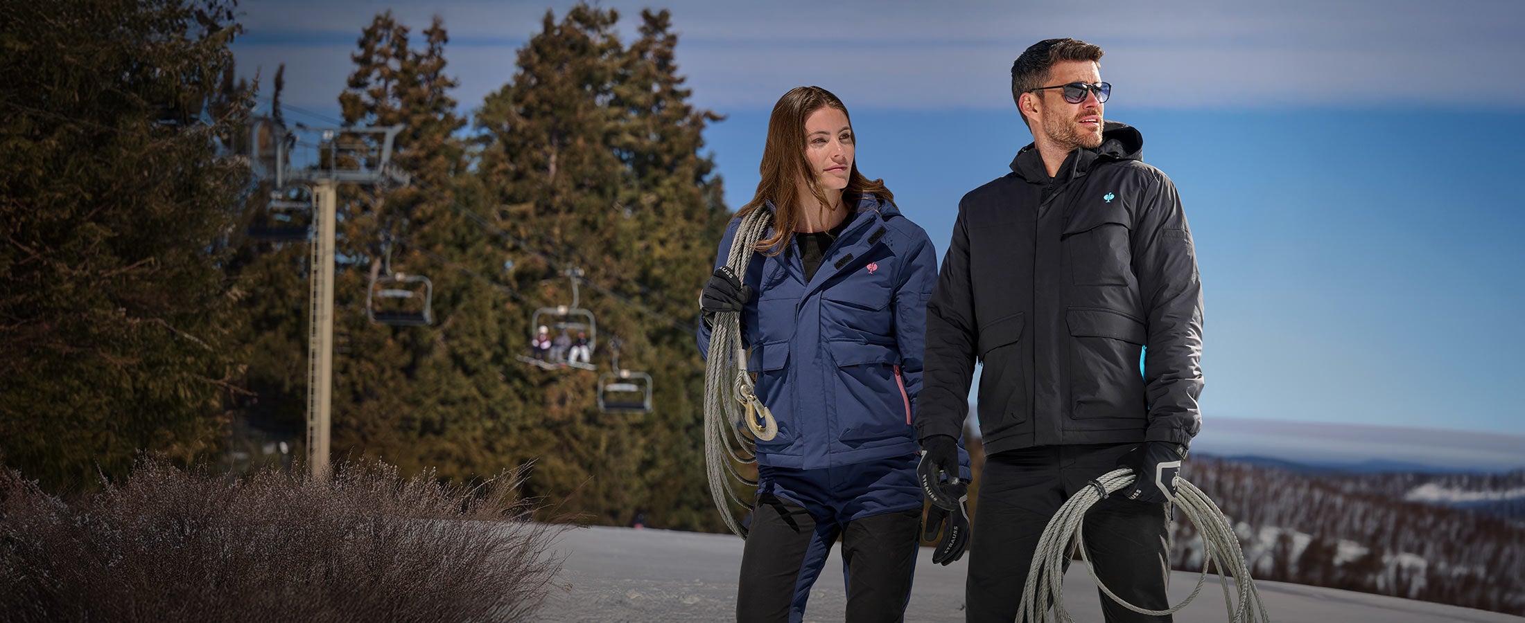 Mann und Frau in e.s.trail Winterjacken 
