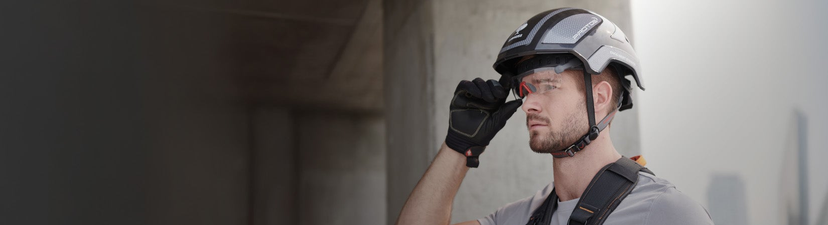 Mann trägt Kletterhelm, Handschuhe und Schutzbrille