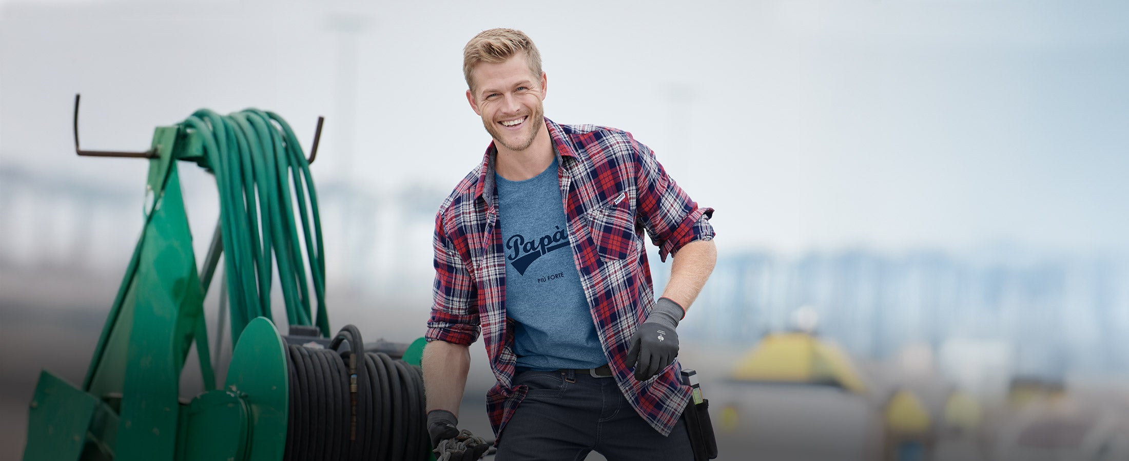 Un uomo in e.s.vintage t-shirt blu con stampa – Il papà più forte
