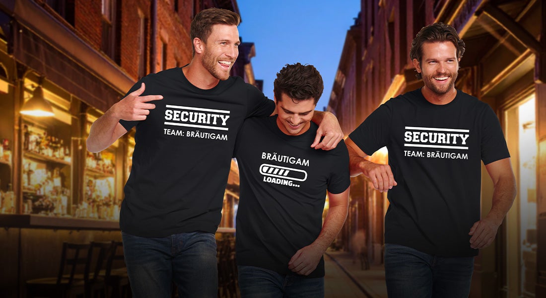 Drei Herren in e.s.basics Shirts mit dem Aufdruck „Security Team Bräutigam“ und „Bräutigam Loading“ am Abend