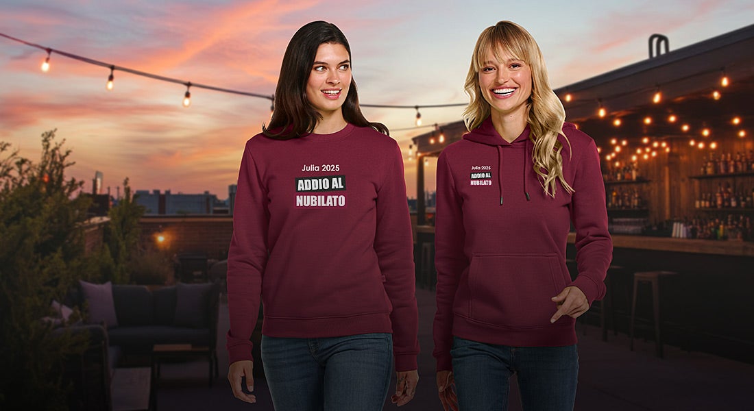 Due donne con felpe e.s.basics con la scritta „Addio al nubilato“ alla sera