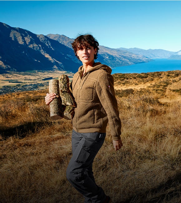 Donna con il nuovo abbigliamento e:pic
