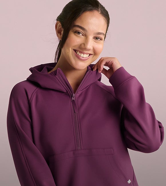 Frau trägt den Modal Hoody e.s.avida in rotviolett