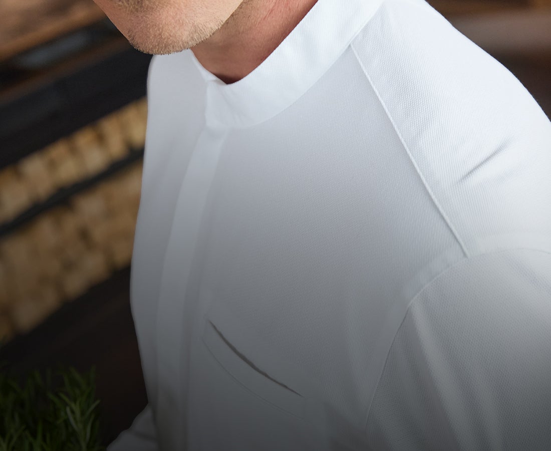 Un uomo e una donna indossano le nuove camicie da gastronomia.