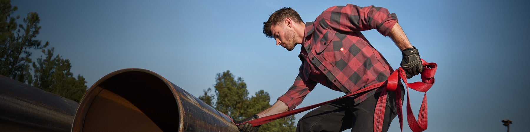 Mann trägt Hemd e.s.iconic