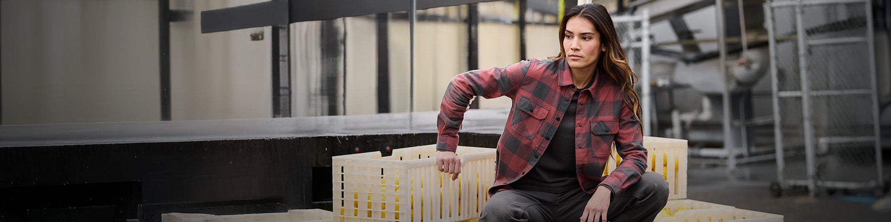 Frau trägt Hemd e.s.iconic