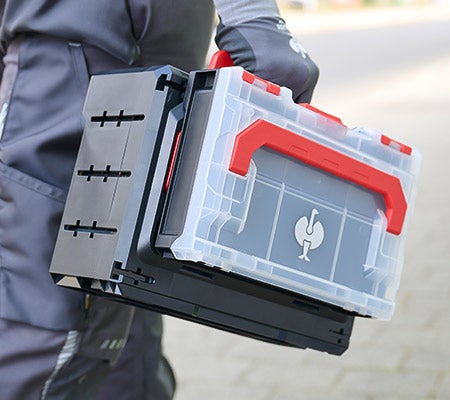 Zwei Herren tragen Hybridjacken e.s.trail