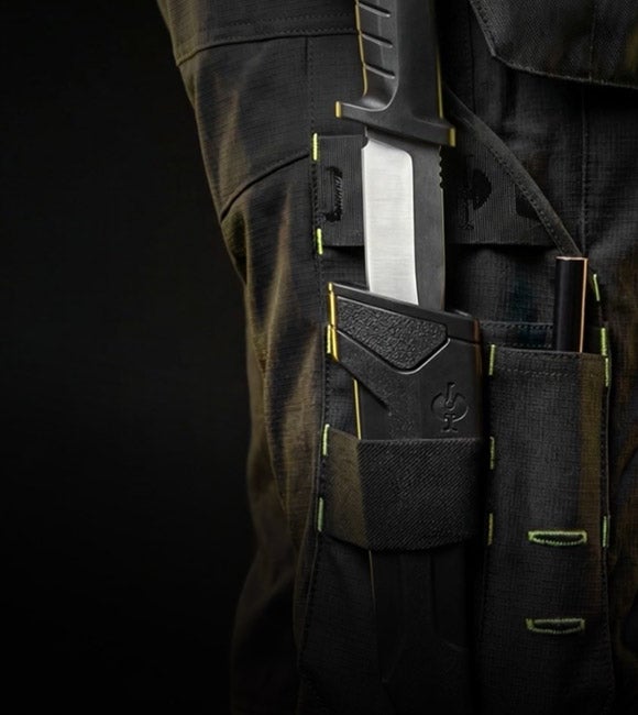 KI-generiert / modifiziert - Handwerksmesser e.s.line.nordic steckt in einer schwarzen Werkzeugtasche an einer Arbeitshose.
