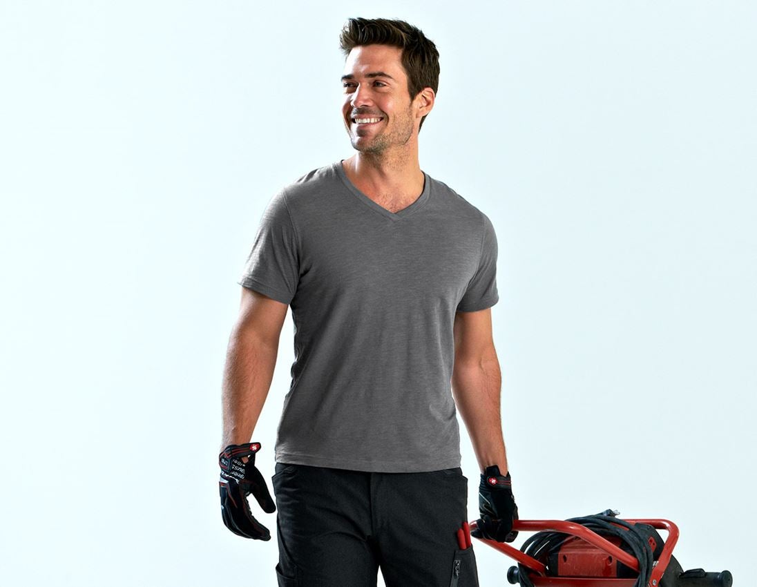 Bovenkleding: e.s. T-Shirt cotton slub V-Neck + cement