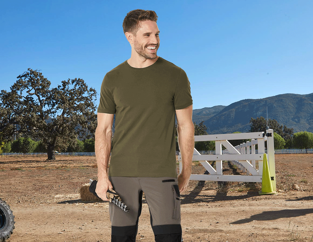 Bovenkleding: e.s. T-Shirt cotton stretch, slim fit + moddergroen