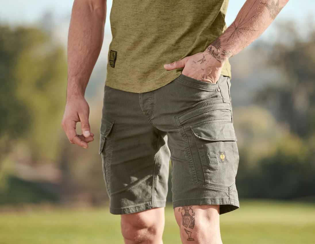 Werkbroeken: Cargoshort e.s.vintage + camouflagegroen