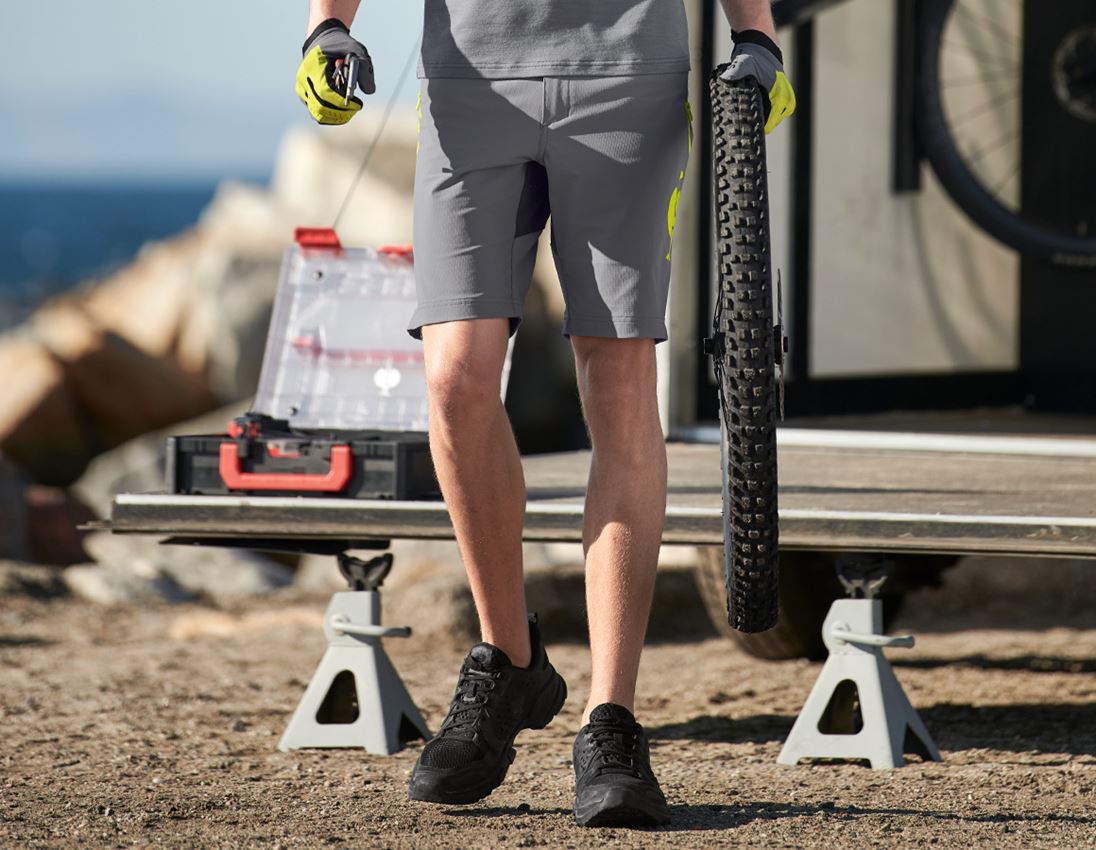 Werkbroeken: Functioneel short e.s.trail + bazaltgrijs/zuurgeel