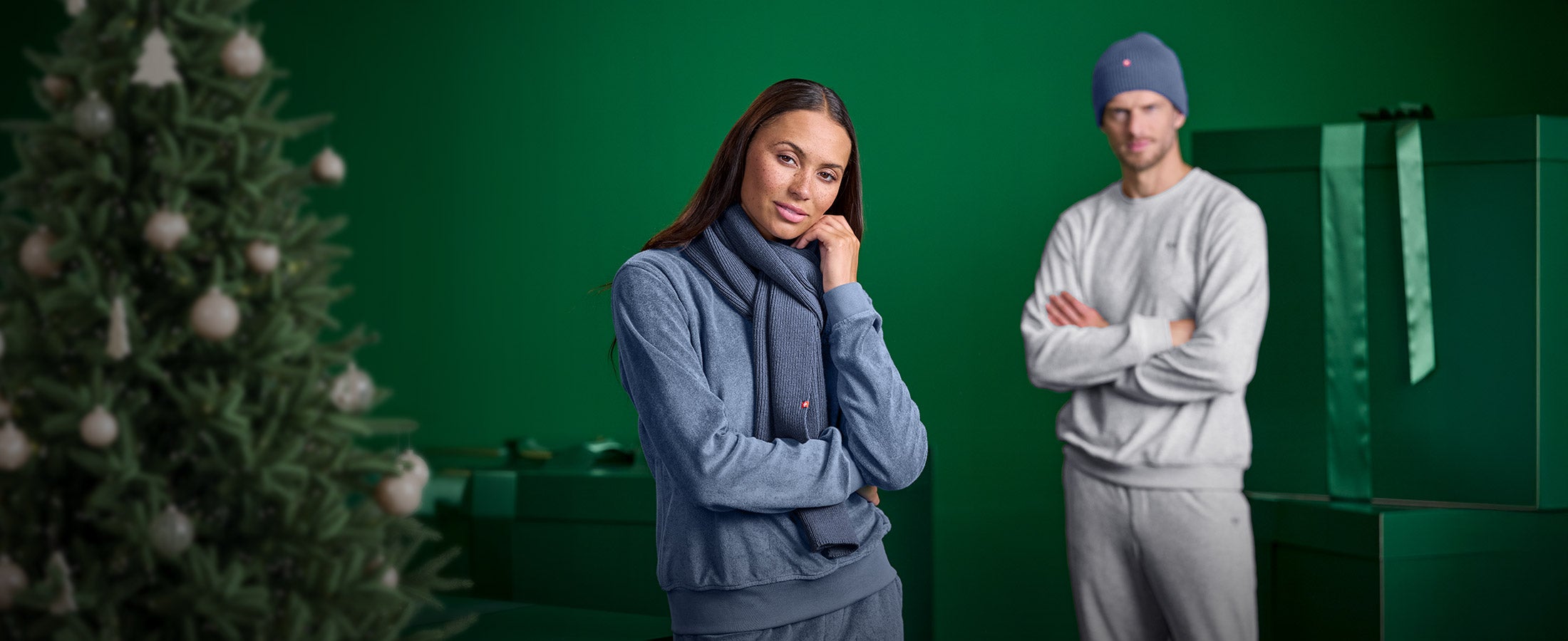 Vrouw en man in de nieuwe kerstcollectie

