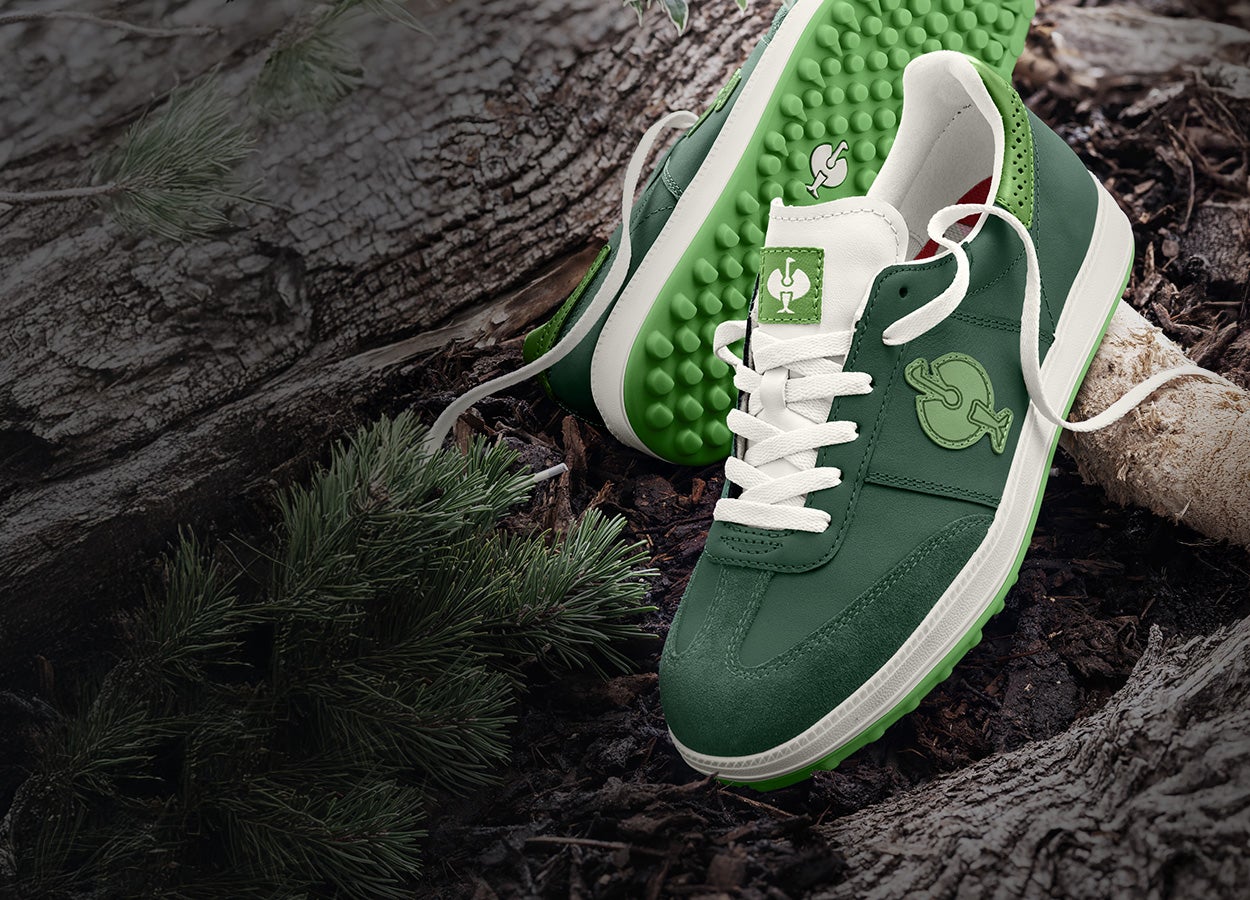 Casual foto van S1P veiligheidsschoenen e.s. Dothan low groen/zeegroen met hout en dennentakken op de achtergrond