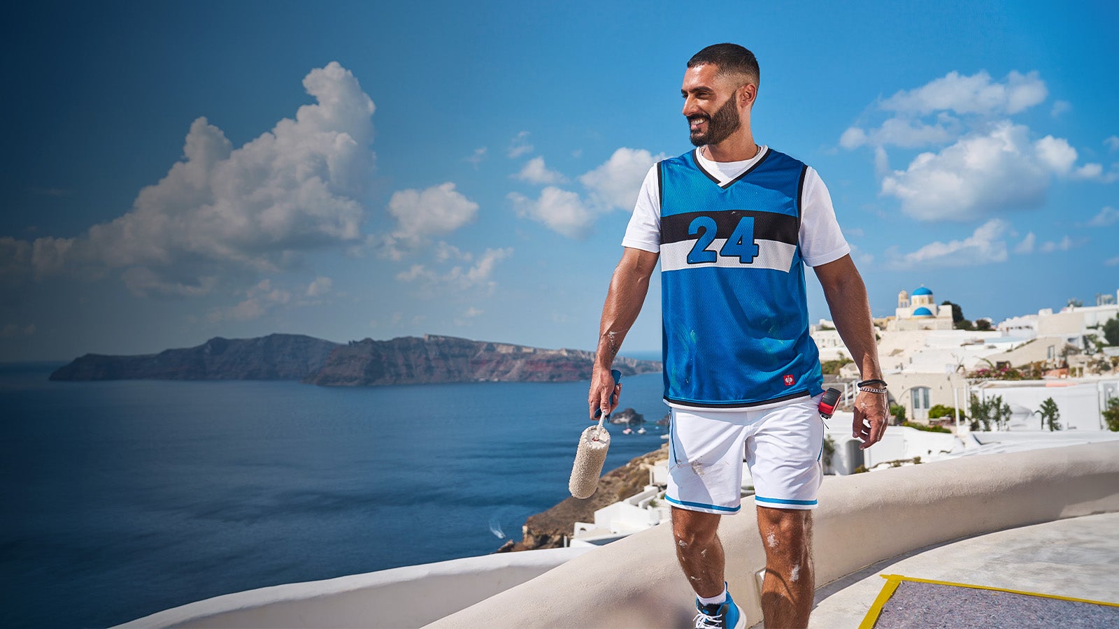Man draagt functionele short en functioneel tank-shirt e.s.ambition in wit/korenblauw
