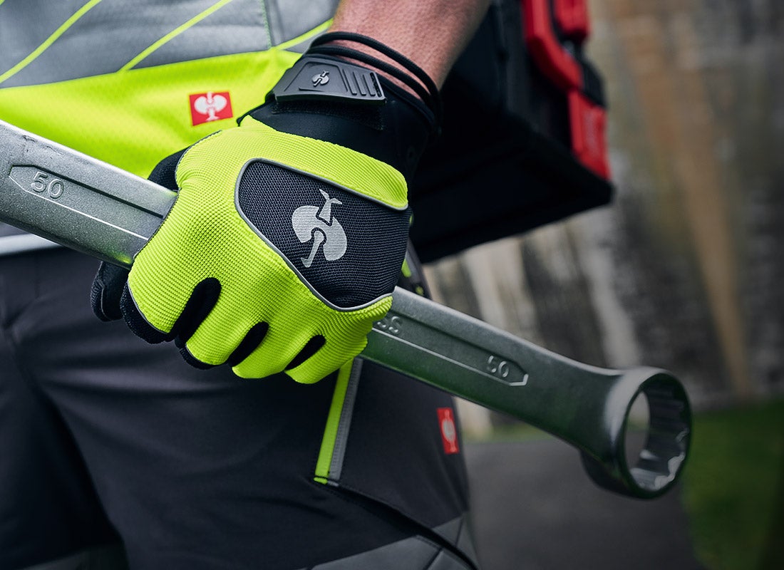 Man draagt handschoenen e.s.ambition in zwart/signaalgeel
